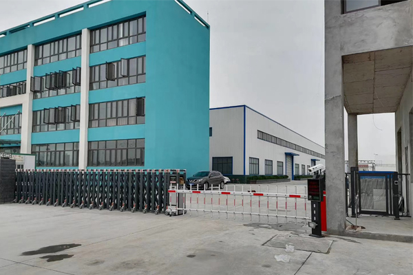 昌盛環(huán)保、電動伸縮門、車牌識別、智能小門、圍欄、旗桿安裝完畢